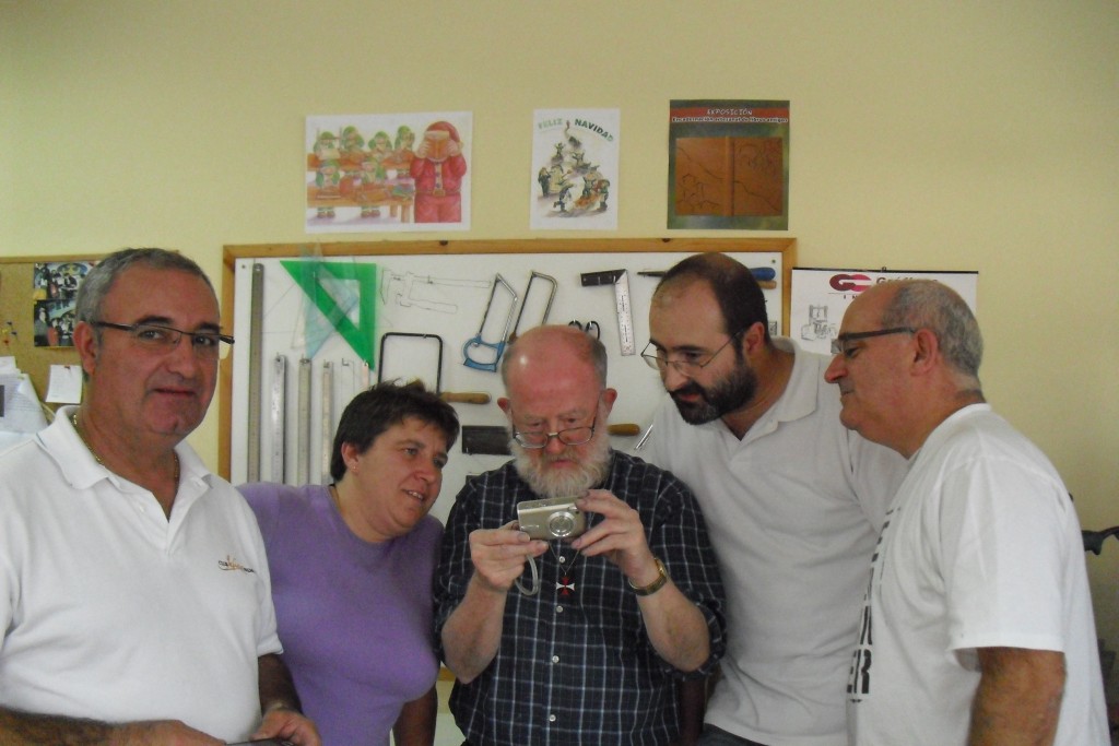 Empezando por la izquierda: Paco Encuadernaciones Cisne), Gena (Entenalla Encuadernación), el Maestro Edgar Claes, Pablo (Encuadernaciones Pino) y yo.
